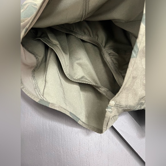 Lululemon Hotty Hot Short Savasana Camo Fatigue Green, Size 6 - Picture 9 of 12